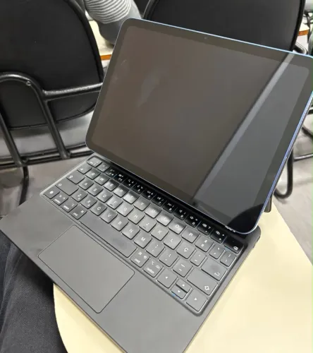 Vendo iPad 11 geração 16A 128gb Azul + capinha com trackpad