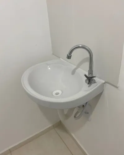Lavatório/ pia de banheiro com torneira