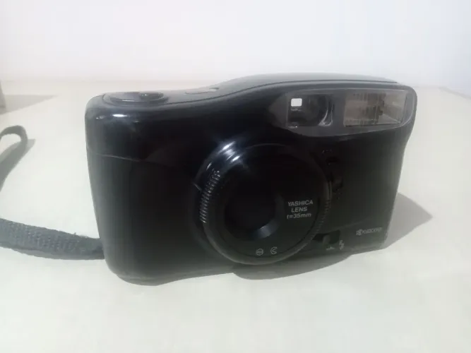 Câmera Yashica Lens 35" mm