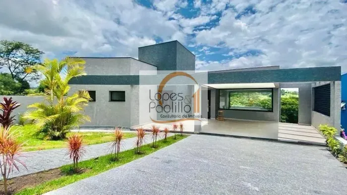Linda Casa no Condominio Serra da Estrela.