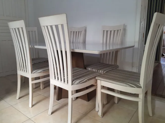 Mesa de 6 cadeiras (tampa de vidro e cadeiras de marfim)
