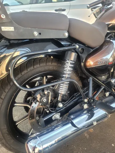 Sissy bar, mala central e lateral
