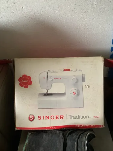 Máquina de costura singer tradition 2250 profissional