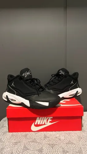 Air Jordan Max Aura 4 ? Black/Metallic Silver/White