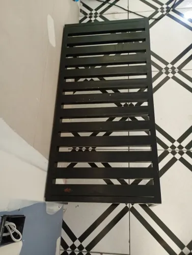 Vendo mesinha de centro de ferro preta linda demais e em excelente estado de conservação
