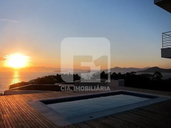 Casa em condomínio fechado no Cacupé