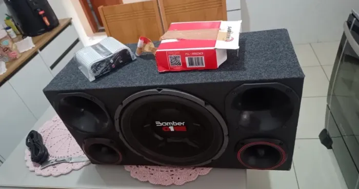 Vendo caixa trio Bomber One com módulo taramps TL 1.500 mais cabo RCA