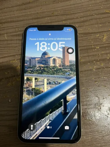 iPhone 11 branco funcionando