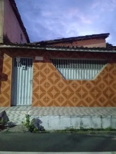 Vendo umas casas sendo uma na frente com uma vila atrás 