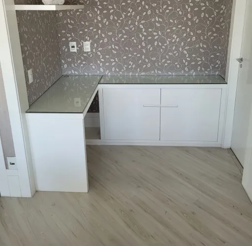 Mesa para Escritório em L, MDF Branco, com 2 Portas + Tampo de Vidro Temperado