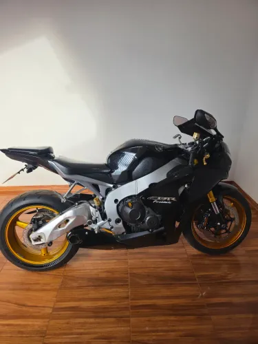 Vendo CBR 1000 RR FIREBLADE, moto impecável só pegar e ser feliz.