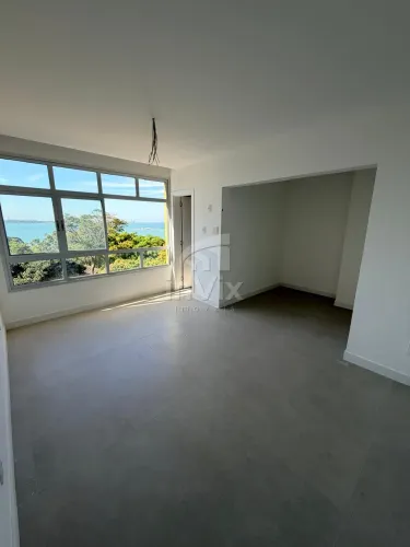 Reformado, Andar Alto e na Quadra do Mar na Praia do Canto!