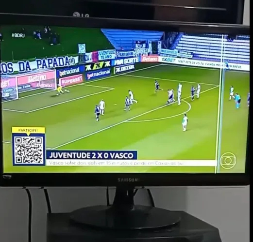 Vendo TV monitor Samsung 24 polegadas. Com defeito no áudio e uma listra na tela