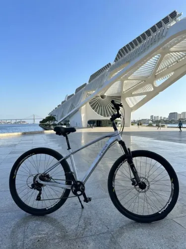Vendo bicicleta elleven de alumínio,aro 29 freio hidráulico.