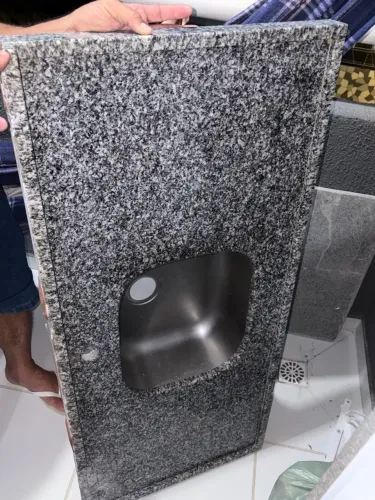 Pedra de mármore com pia inox