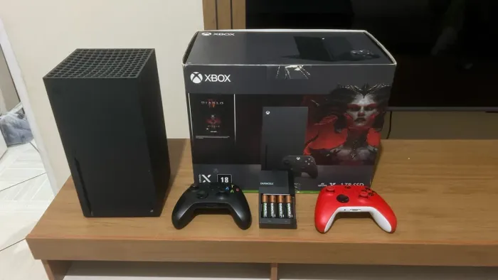 XBOX SERIES X + 2 CONTROLES + TV 32