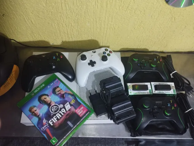 Xbox One S 1T HD/04 Controles/Carregador p/ Controle/+2 Jogos...  