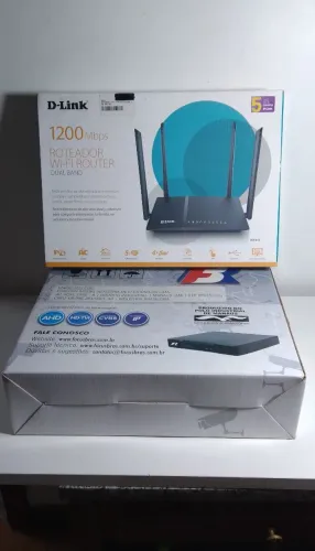 DVR e roteador novos na caixa.