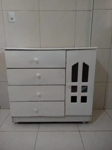 Cômoda com rodinhas