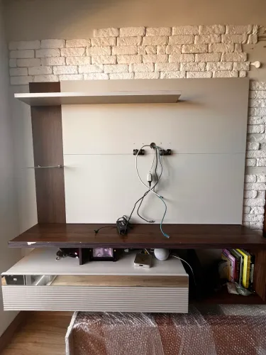 painel TV com pequenas marcas de uso