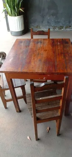 Mesa de madeira jatobá com 4 cadeiras de madeira 