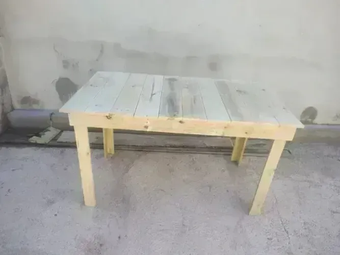 Mesa de Madeira Reforçada - Muito Resistente