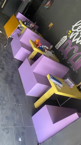 Vende se bancos com mesa em mdf