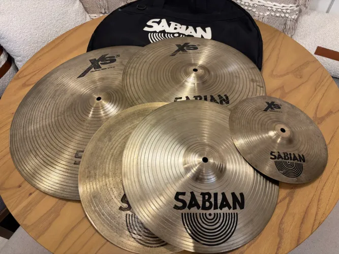 Kit Sabian XS20 + Brinde Bag Sabian e Prato Slash 10