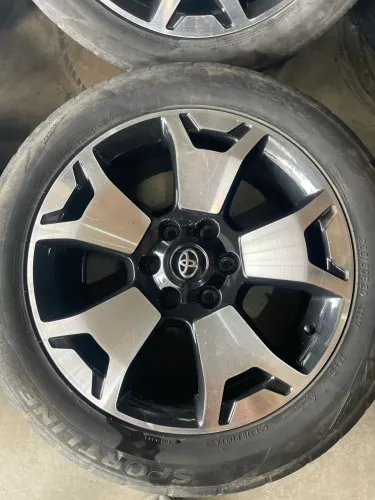 Rodas aro 20 Hilux com pneus meia vida