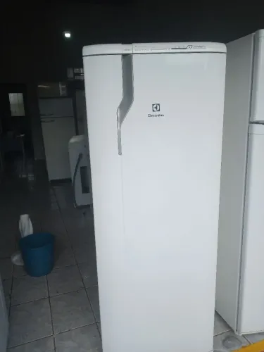Geladeira Frost Free 220 Wts 322 litros largura 60 cm altura 160 