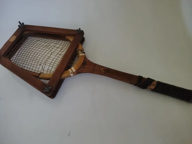 Raquete de Tênis Dunlop Antiga ( Objeto de Decoração )