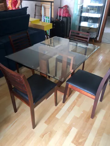 Mesa de vidro e madeira 