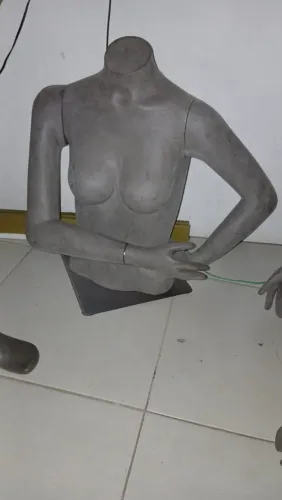Manequins e mesa para loja
