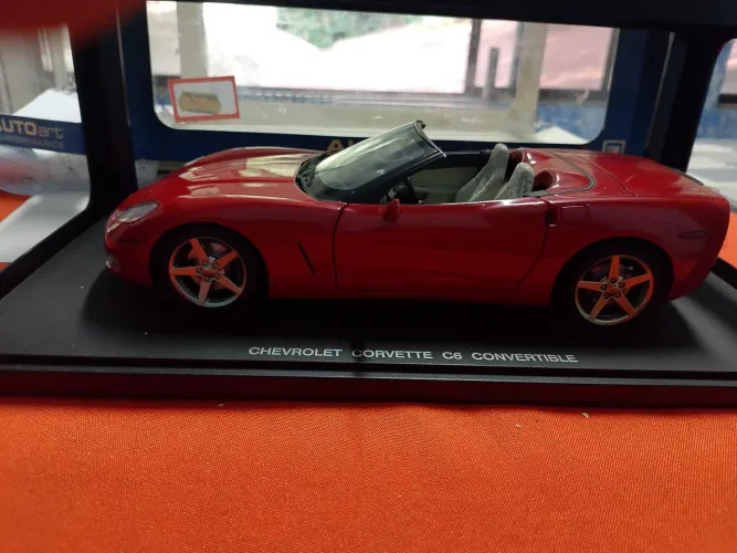 MINIATURA AUTOART CHEVROLET CORVETTE C6 CONVERTIBLE