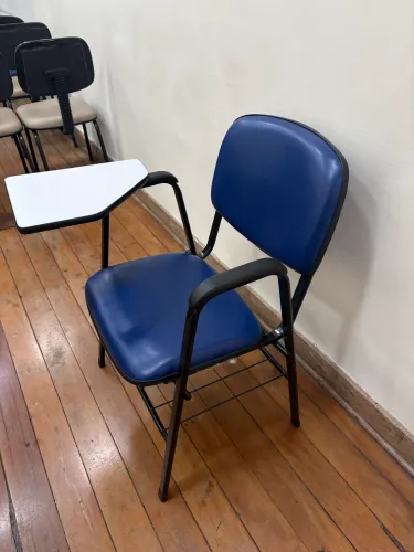 30 Cadeiras Universitárias Empilháveis Azul Marinho com prancheta