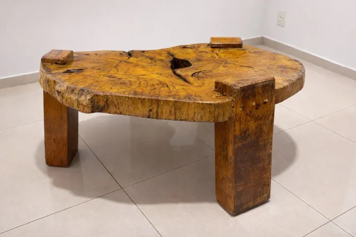 Mesa de Centro Rústica em Madeira Maciça (Peça Única)