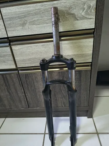 Suspensão Sr Suntour (travada)