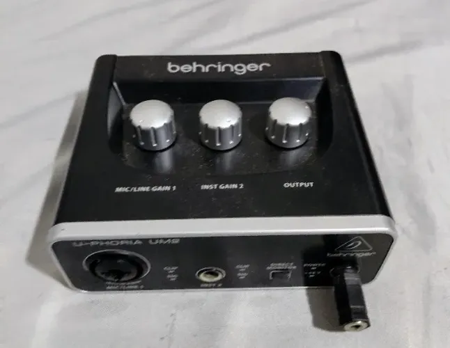Interface de áudio Behringer U-Phoria UM2 preta