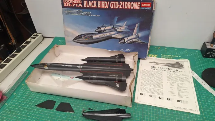 kit de plastimodelismo Lockheed SR-71A Blackbird / GTD-21 Drone da Academy*leia*