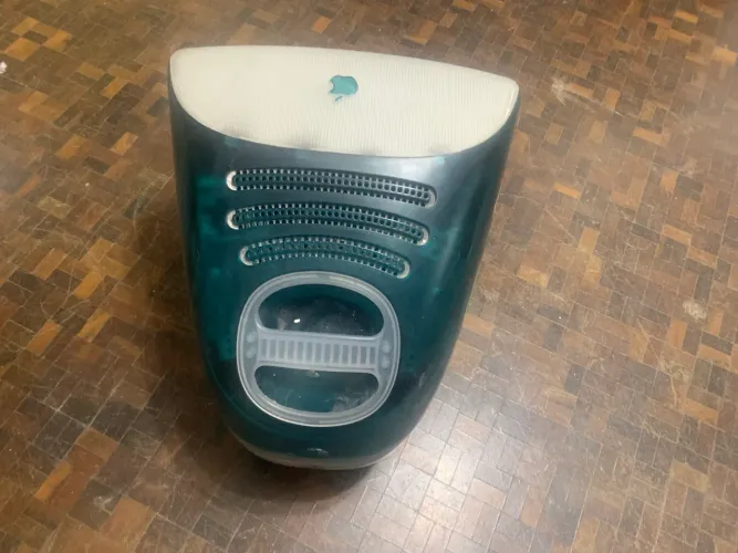 Este é um computad vintage Apple iMac G3 na cor "Indigo".