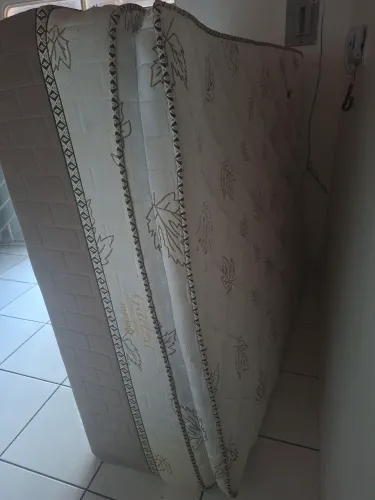 Cama queen quebrada para conserto