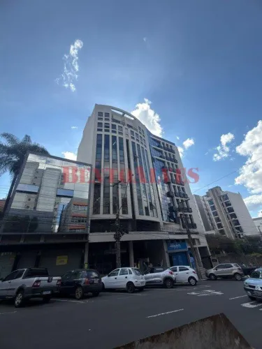 Sala aérea com divisórias, 01 banheiro, piso laminado de madeira, grades pantográficas nas