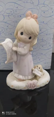 Precious Moments Estatueta de menina loira com lista de convidados de 15 anos