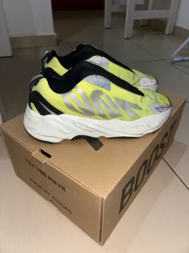 Tênis Adidas Yeezy 700