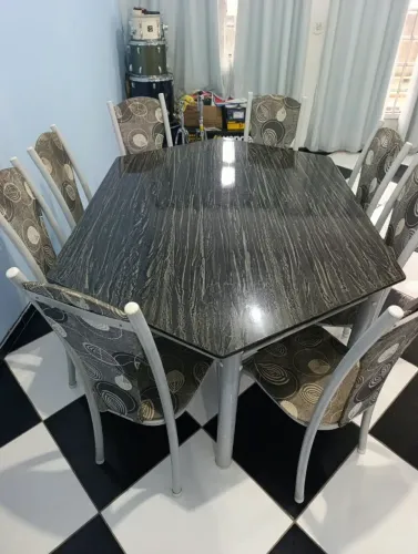 Excelente mesa de jantar com 8 cadeiras