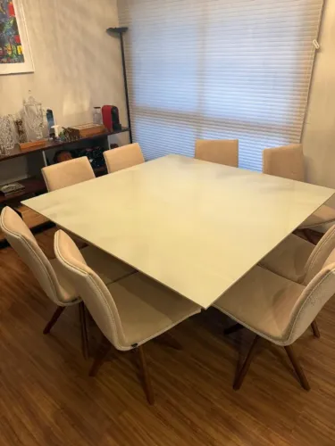 Mesa de jantar quadrada em laca branco, da Móveis Campo Largo