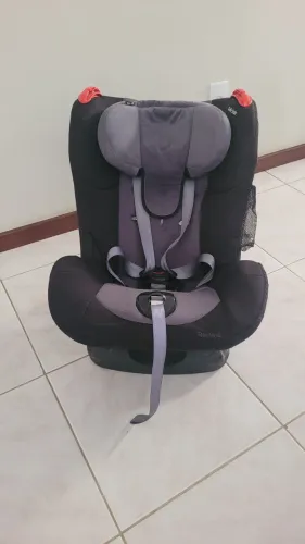 Cadeira reclinavel para carro na cor preta. Para crianças de 0 a 25kg.