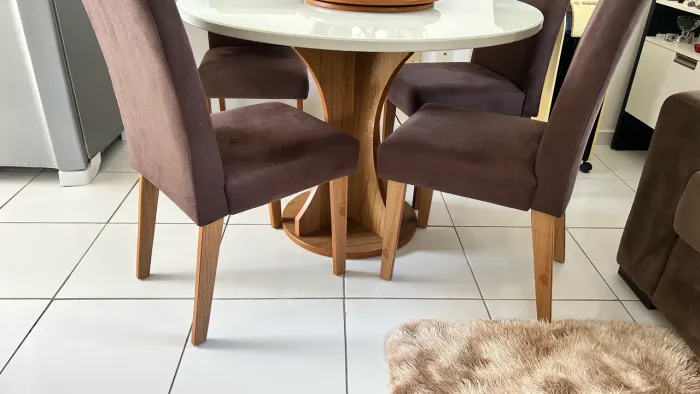 Mesa com 4 cadeiras e centro giratório 