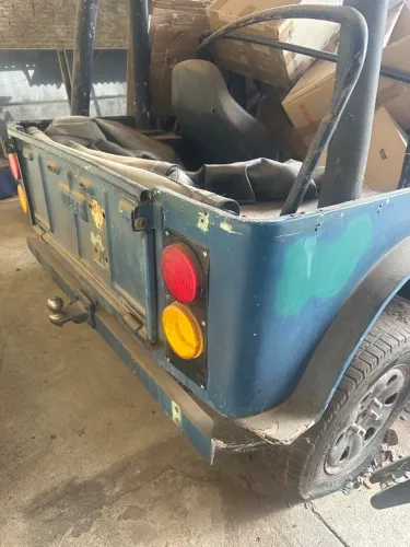 Carroceria de Jeep 51 lata em bom estado 