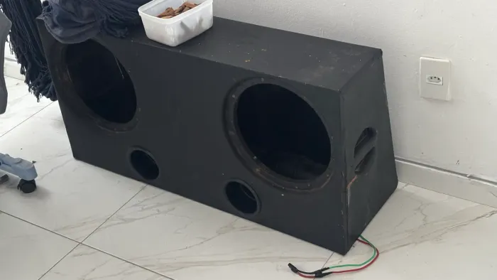 Caixa de som com espaço para 2 graves